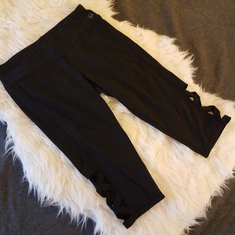 SOLD!!! Material Girl Capri Leggings
